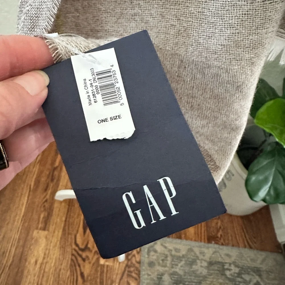 GAP tan ivory‎ camo oversized cozy scarf brand new NWT